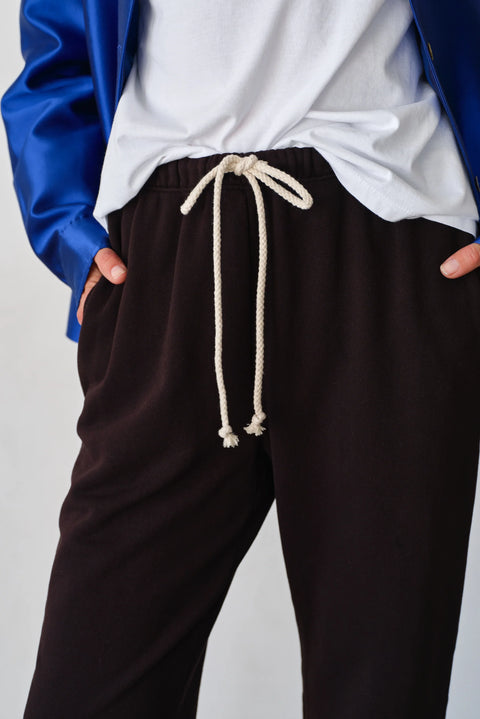Organic cotton dark brown sweatpants with white tie, drawstring, side pockets, elasticized ankles