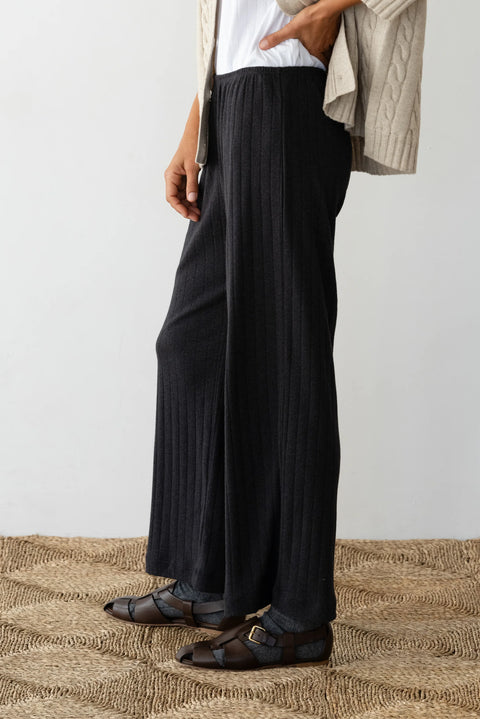 Black cropped. Lounge pant in Pointelle, easy elastic waistband and a cropped silhouette