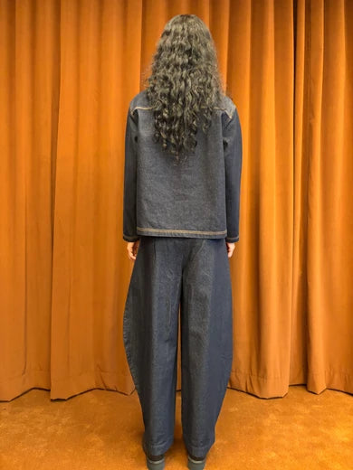 Et Tigre Louie Henley Indigo - Side View Highlighting Side Slits and Relaxed Denim Fit