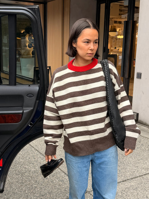 Givéh Stripe Party Sweater – Givéh unisex crewneck party sweater, autumn stripes with red collar, detail shot