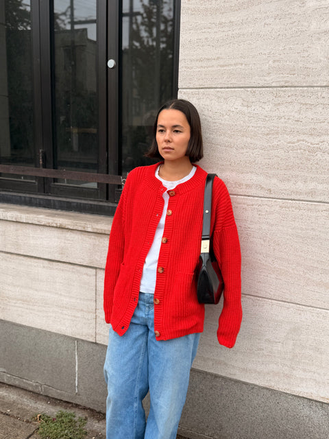 Givéh Red Coco Cardi – oversized red knit cardigan, 60% wool 30% Naia 10% cashmere, button detail close-up