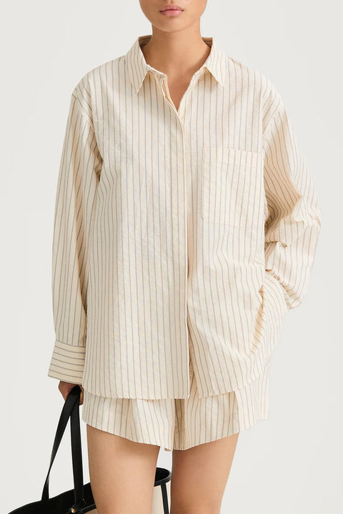 A classic voluminous Jansell shirt in textured poplin with a flared silhouette and a traditional pointed collar.