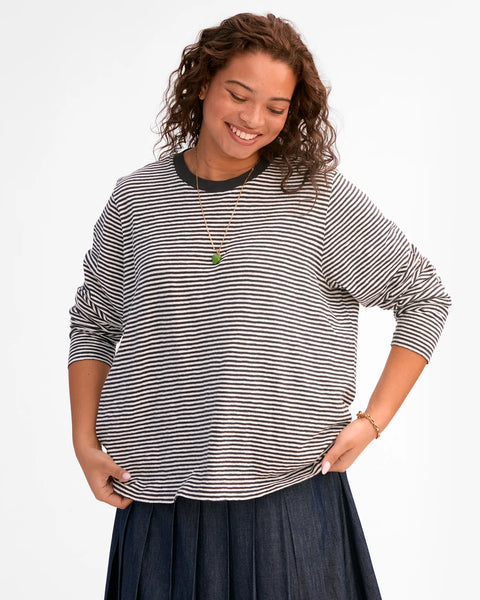 Cotton linen blend long sleeve shirt, cut relaxed but true to fit through the body and finished with an asymmetric Clare V logo at the back of the neck.