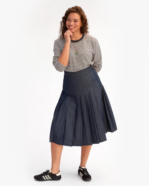 Cotton linen blend long sleeve shirt, cut relaxed but true to fit through the body and finished with an asymmetric Clare V logo at the back of the neck.