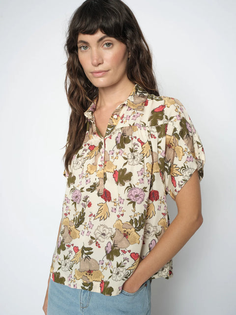 Mos Mosh Winie Blouse in Ecru Floral – light, fluid floral print blouse with classic collar, short sleeves and discreet front button closure in an elegant ecru floral print