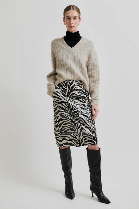 Mohair and wool blend sweater, soft and stretchy, classic fit relaxed with a wide rib fabric. V neck long sleeve sweater in beige. Second female brand.