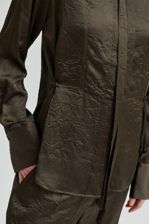 classic blouse cut from crinkle fabric, in dark olive colour. regular collar and concealed button placket, detachable neck tie and side-waist buttons to nip the waist for an adjustable silhouette