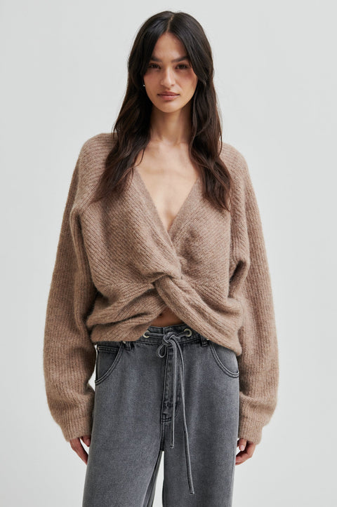 pullover knit, made from alpaca, wool and viscose in beige, crewneck, knotted detail in the back, reversible and had dropped shoulders.