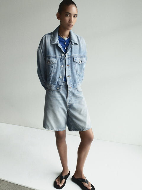 AGOLDE Indra Flyweight Short in Reset - Women's Relaxed Hip-Slung Denim Short in Medium Vintage Indigo Wash with Clean Finished Hem