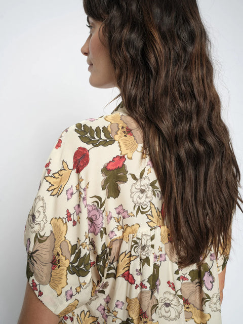 Mos Mosh Winie Blouse in Ecru Floral – light, fluid floral print blouse with classic collar, short sleeves and discreet front button closure in an elegant ecru floral print