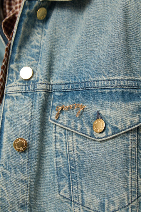 Des Petits Hauts Groovy Pompon Pin - Close-Up of Brass Pin Badge Showing Playful Pompon Message Detail