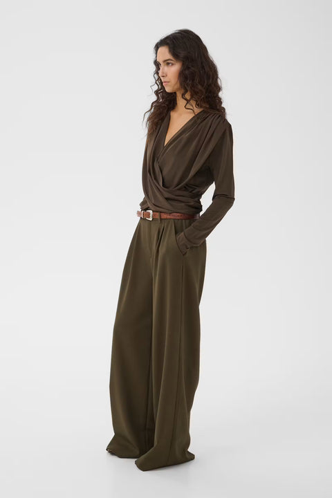 Gestuz Josefi Top Slate Black — side view showing long sleeves and gathered waist