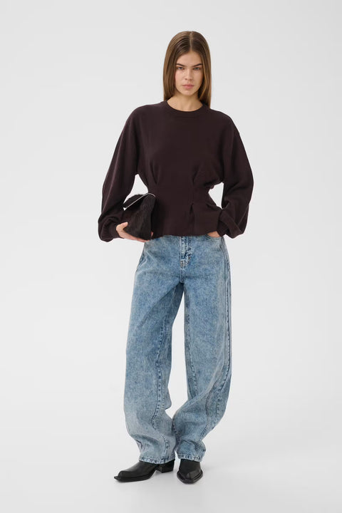 Gestuz Manzi Pullover Ganache — back view of 100% wool statement sweater