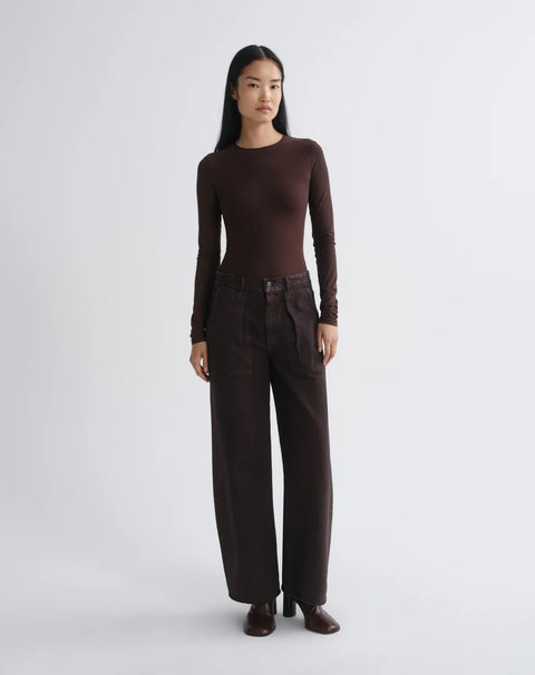 AGOLDE Low Curve Utility Jean in Deep Roast - Women's Mid Rise Curved Tapered Leg Regenerative Cotton Jean with Oversized Utility Pockets in Rich Coffee Brown