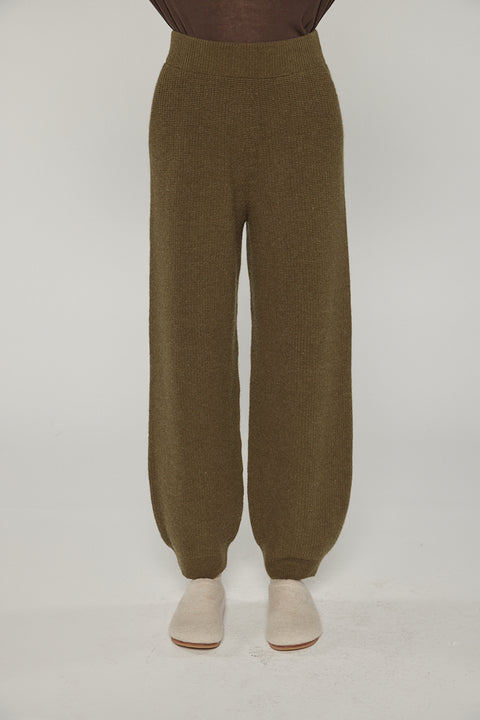 Amente cashmere wool ribbed sweater pants in dark olive on model