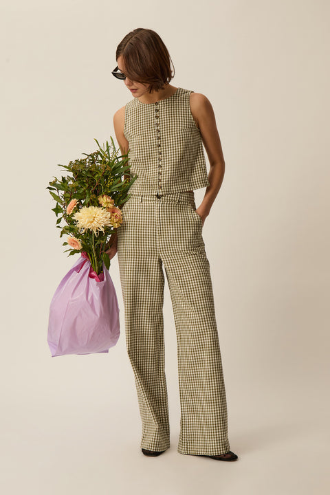 Far Gingham sleeveless top, retro style, cotton and linen blend, horn-effect buttons and designed to hit at the waist.
