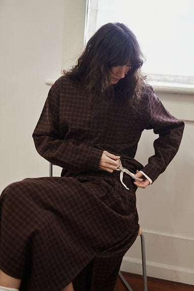 midi length skirt with a slightly curved hem and side slit, finished with side-seam pockets and a contrast waist tie for comfort and the perfect fit
