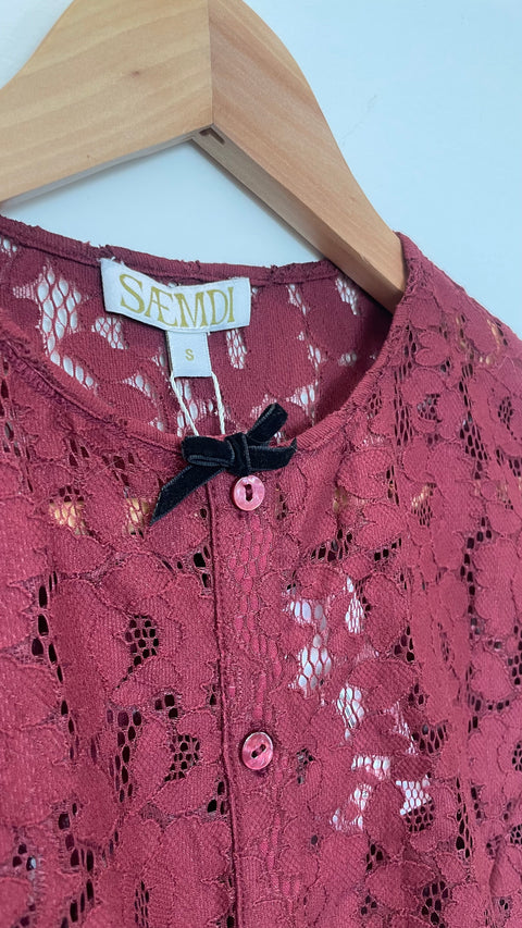 Saemdi Buttoned Lace Top | Burgundy