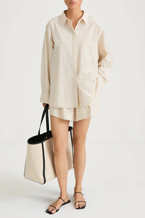 A classic voluminous Jansell shirt in textured poplin with a flared silhouette and a traditional pointed collar.