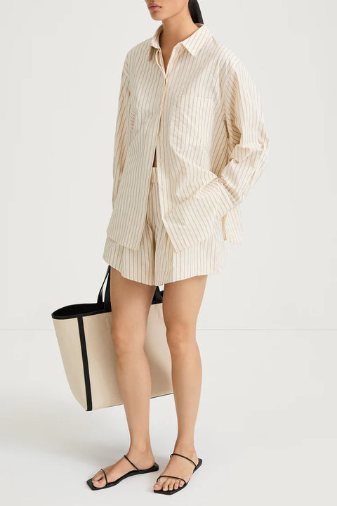 A classic voluminous Jansell shirt in textured poplin with a flared silhouette and a traditional pointed collar.