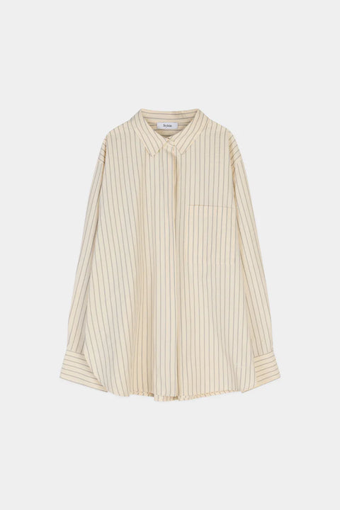A classic voluminous Jansell shirt in textured poplin with a flared silhouette and a traditional pointed collar.