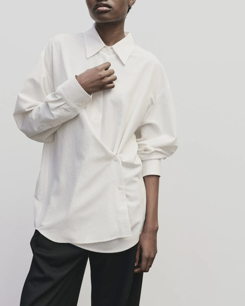 textured cotton blend, relaxed fit, features additional side buttons at the waist. Collar. Oversized fit Mijeong Park
